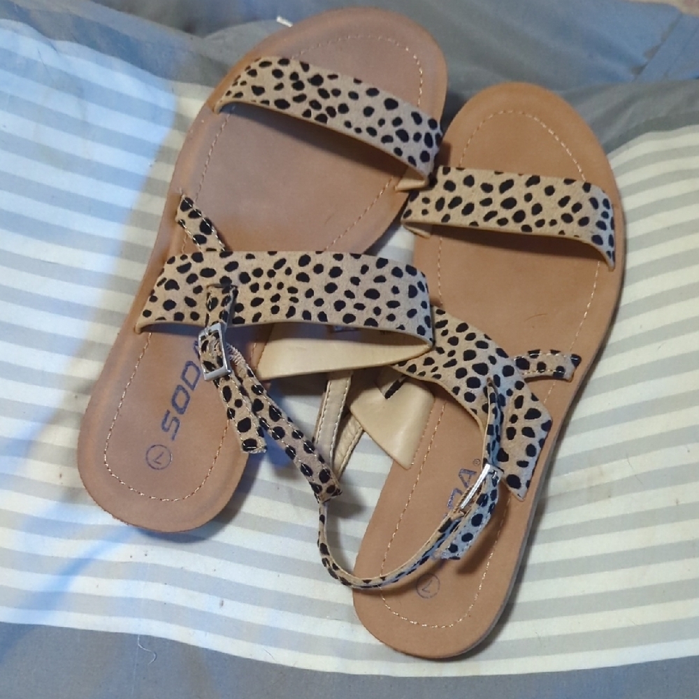 Soda Women's Sz 7 Tan and Black Sandals